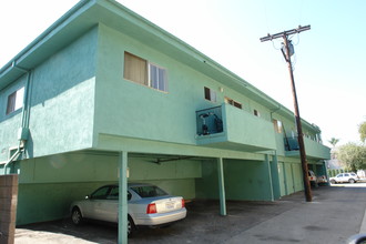 13855 Burbank Blvd in Van Nuys, CA - Building Photo - Building Photo