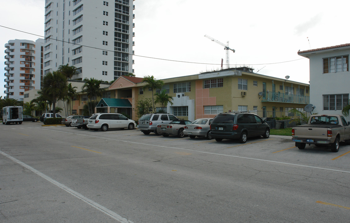 7925 West Dr in North Bay Village, FL - Foto de edificio