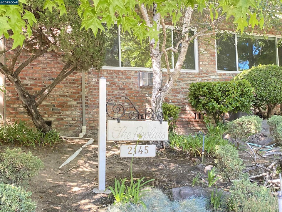 2145 Donald Dr in Moraga, CA - Building Photo