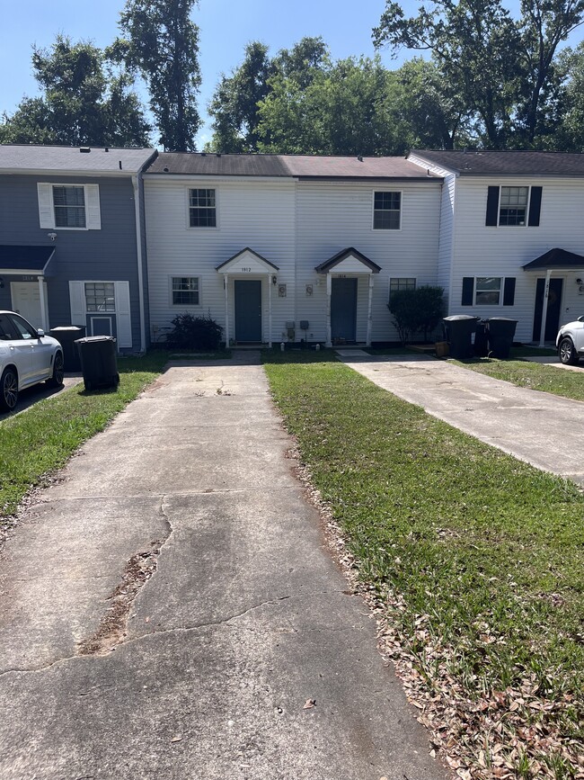 property at 1812 Lilac Ln
