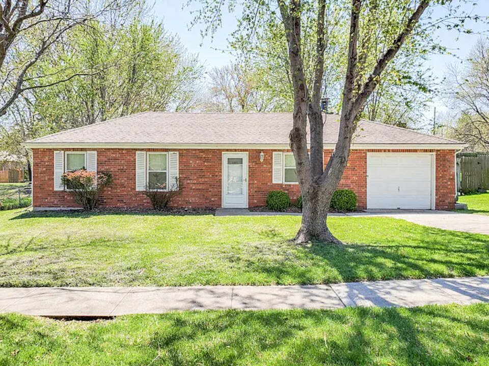 805 NE Pollard St in Lee's Summit, MO - Building Photo