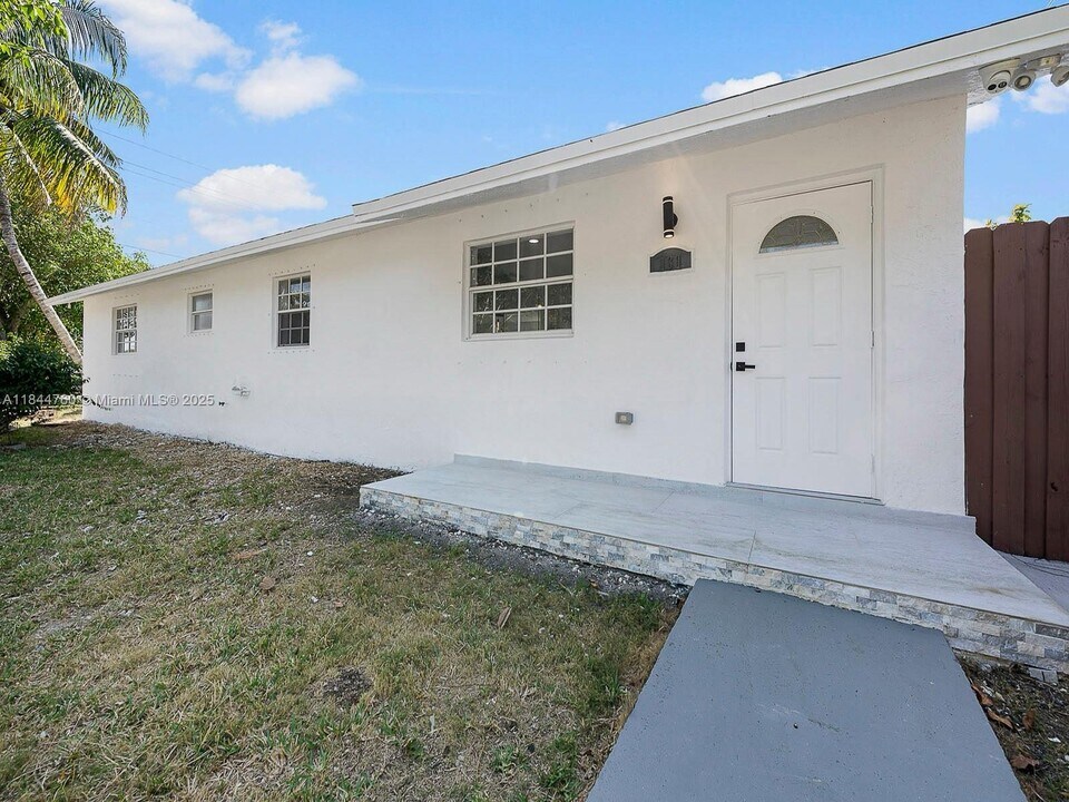 139 NE 17th St in Homestead, FL - Foto de edificio