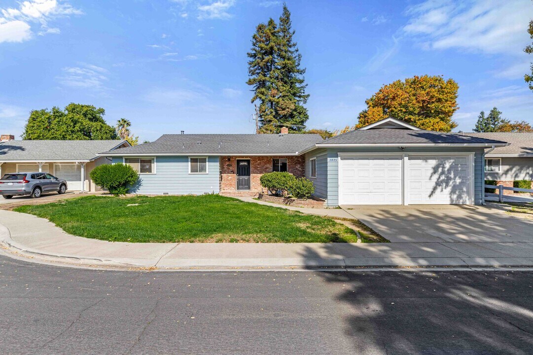 2825 Westchester Ln in Modesto, CA - Building Photo