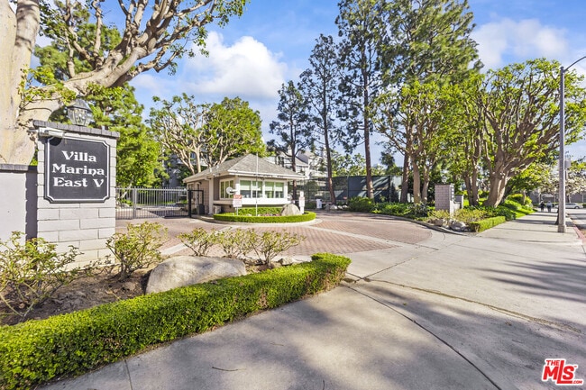 property at 4338 Redwood Ave