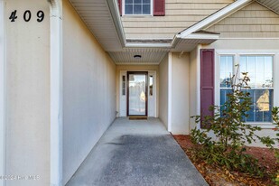 409 Tasha Terrace in Swansboro, NC - Foto de edificio - Building Photo