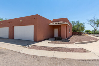 9040 E Spanyard Ct in Tucson, AZ - Building Photo - Building Photo