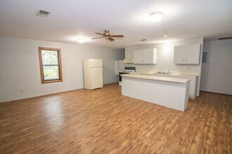 553 S Old Stagecoach Rd in Kyle, TX - Building Photo - Building Photo