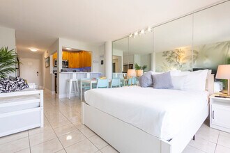 7904 West Dr in North Bay Village, FL - Building Photo - Building Photo
