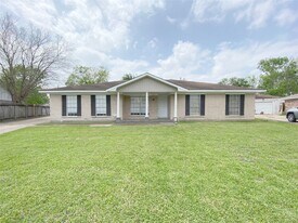 8214 Riptide Dr in Houston, TX - Building Photo
