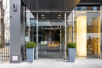 127-131 8th Ave in New York, NY - Foto de edificio - Building Photo