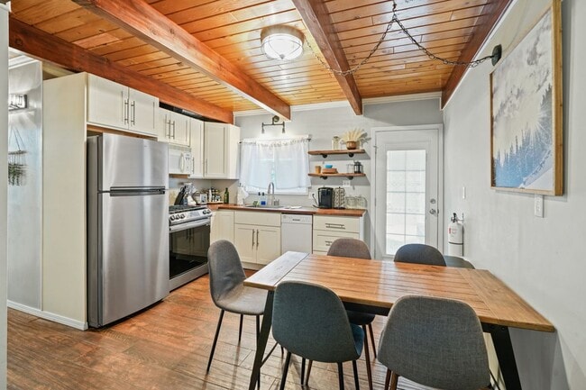 43032 Sunset Dr in Big Bear Lake, CA - Building Photo - Building Photo