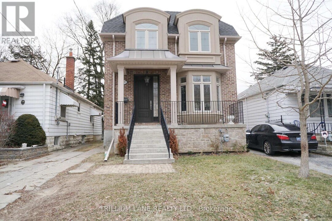107 Cadorna Ave in Toronto, ON - Building Photo