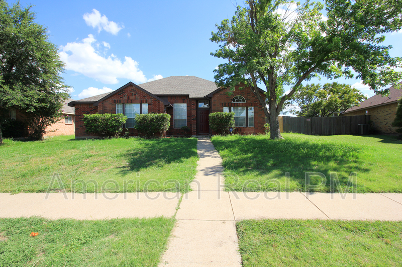 802 Nafus St in Cedar Hill, TX - Foto de edificio