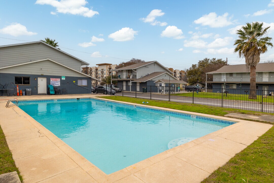 Palm Square Apartments in San Marcos, TX - Foto de edificio