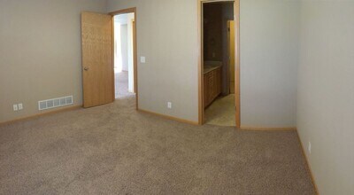 511 Stonedale Dr in Manhattan, KS - Building Photo - Building Photo