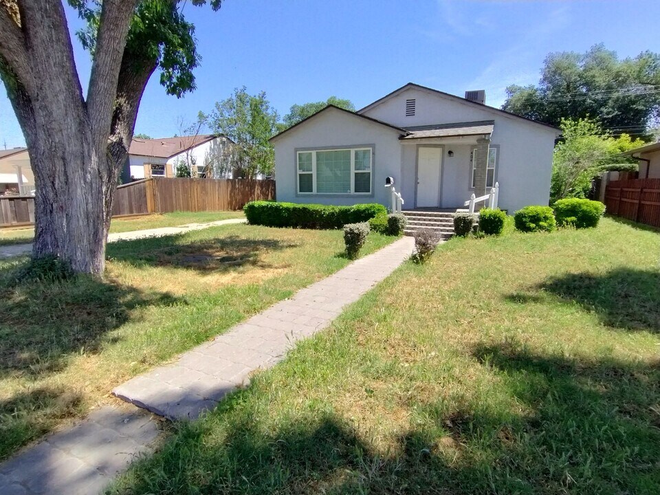 404 Camellia Way in Modesto, CA - Building Photo