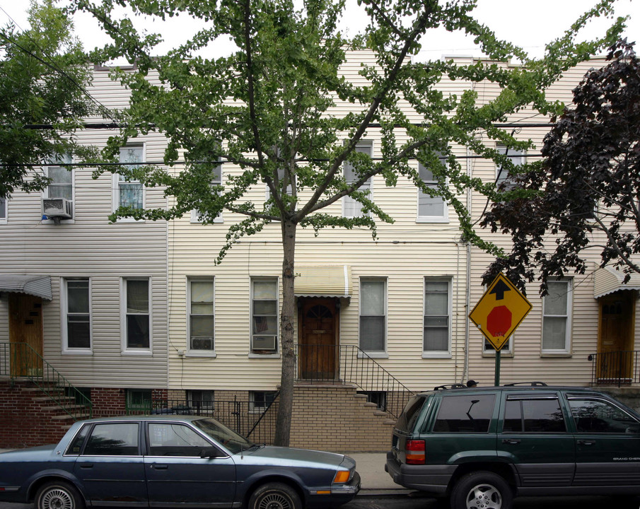 307 Onderdonk Ave in Ridgewood, NY - Building Photo