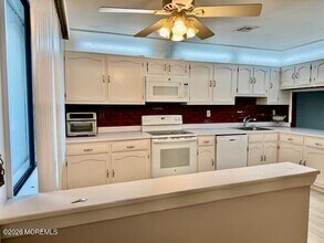 203 Covered Bridge Blvd in Englishtown, NJ - Foto de edificio - Building Photo