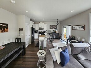 5590 Mountain Quail Dr S in Salem, OR - Foto de edificio - Building Photo
