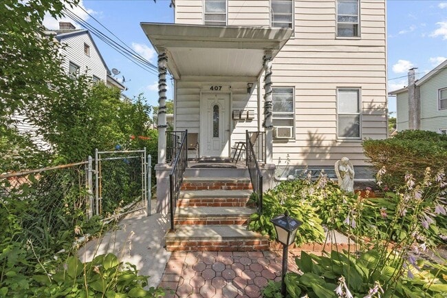 property at 407 N MacQuesten Pkwy