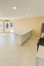 1906 Stewart St in Oceanside, CA - Foto de edificio - Building Photo