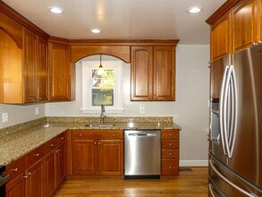 903 Crestview Dr in Herndon, VA - Building Photo - Building Photo