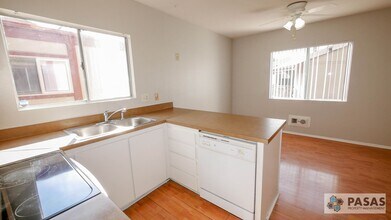 5513 Adobe Falls Rd in San Diego, CA - Building Photo - Building Photo