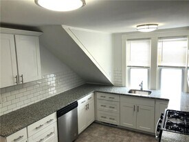 299 State St in Bristol, RI - Building Photo