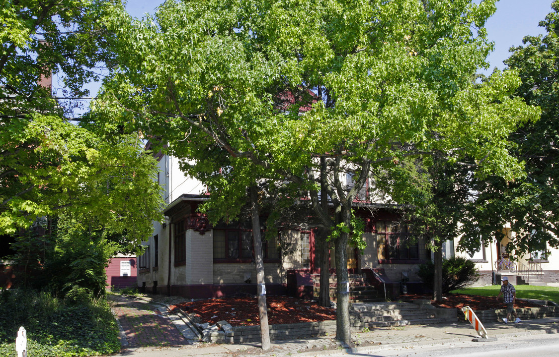 302 S Negley Ave in Pittsburgh, PA - Building Photo