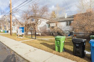 Leland Park in Calgary, AB - Building Photo
