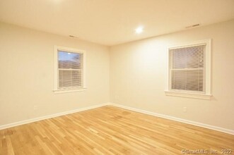 48 Grandview Ave in Norwalk, CT - Foto de edificio - Building Photo