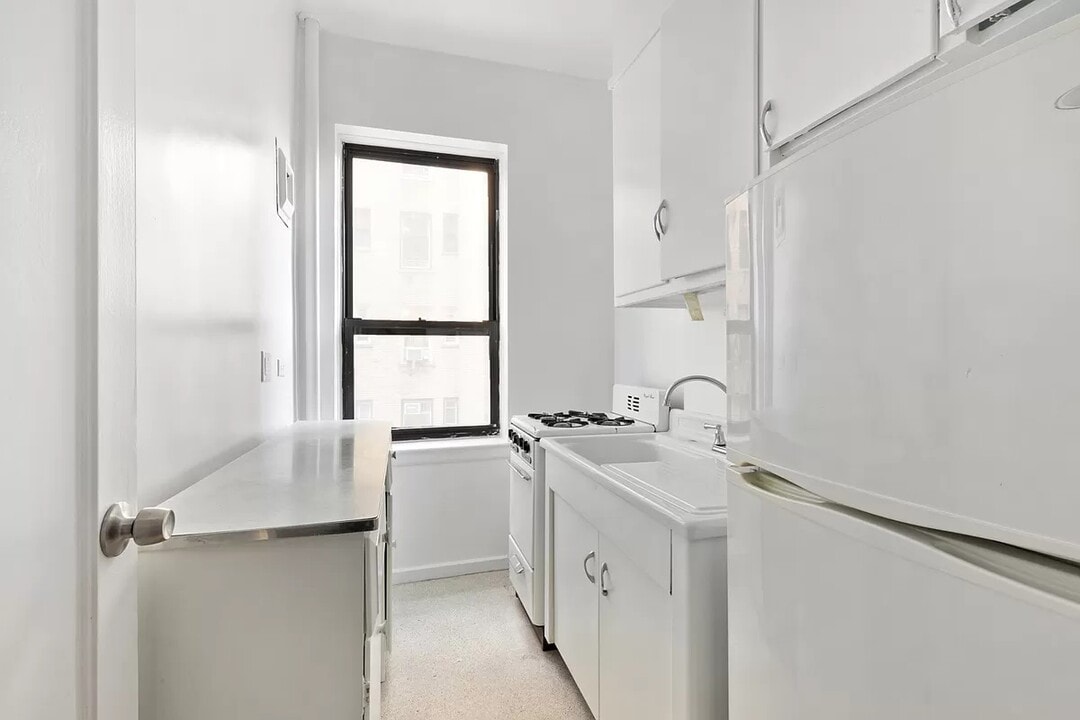 157 W 79th St in New York, NY - Building Photo