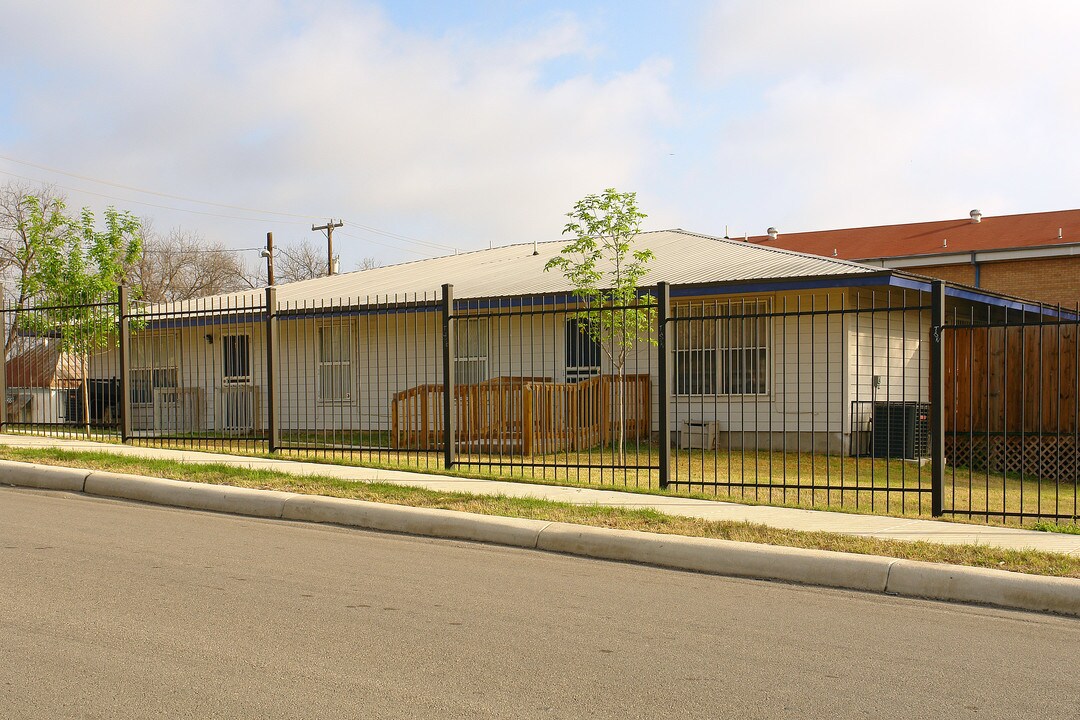 Peery Plaza in San Antonio, TX - Building Photo