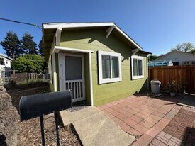 2010 Alhambra Ave, Unit Palm Court Cottage in Martinez, CA - Building Photo