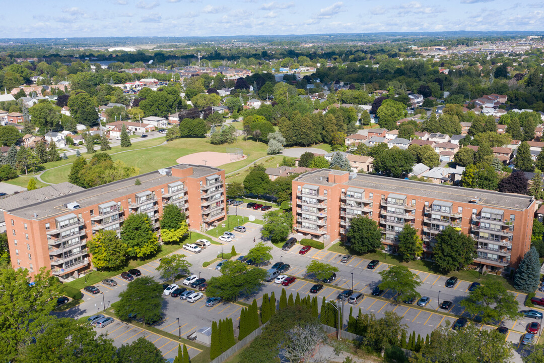 Regency Place Apartments in Whitby, ON - Building Photo