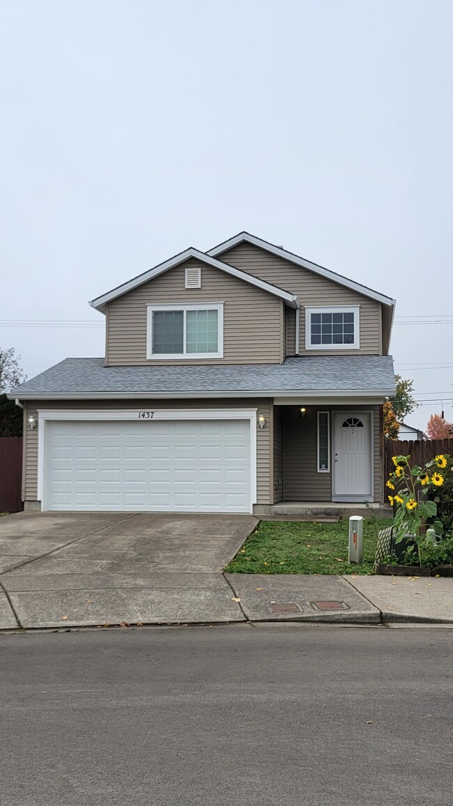 1437 S 10th Terrace in Cornelius, OR - Foto de edificio - Building Photo