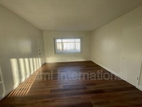 10970 S Figueroa St in Los Angeles, CA - Building Photo - Building Photo