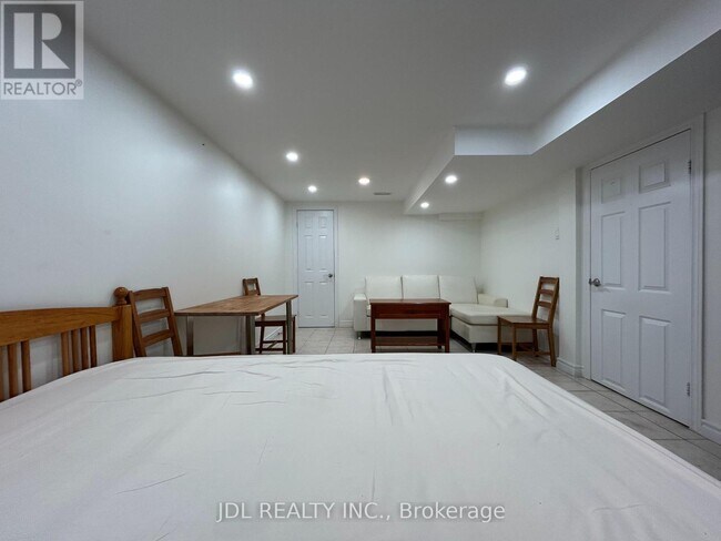 10 Apache Trail in Toronto, ON - Building Photo - Building Photo