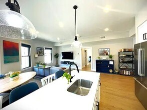 37 Horace St, Unit 201 in Boston, MA - Foto de edificio - Building Photo