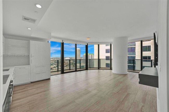 55 SW 9th St, Unit 4008 in Miami, FL - Foto de edificio - Building Photo