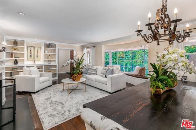 1622 Sunset Plaza Dr in Los Angeles, CA - Building Photo - Building Photo