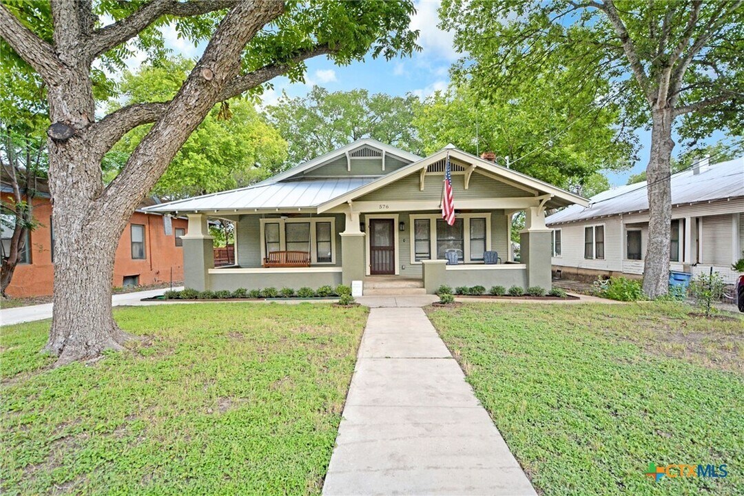 576 W Coll St in New Braunfels, TX - Building Photo