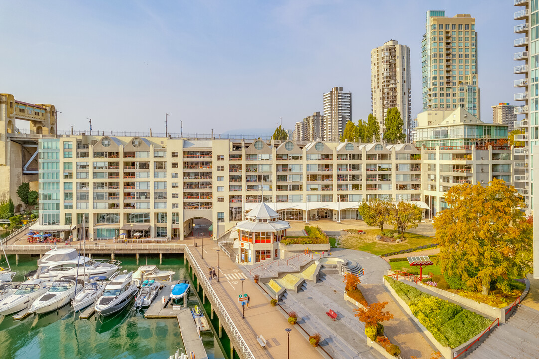 1000 Beach in Vancouver, BC - Building Photo