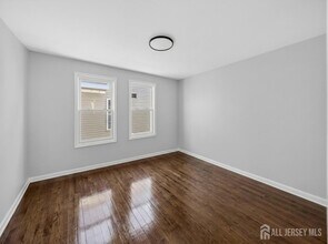 125 Lowell St, Unit 1st in Carteret, NJ - Building Photo - Building Photo