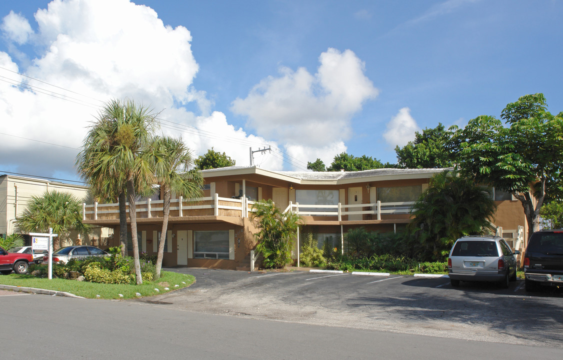 2115 NE 37th St in Fort Lauderdale, FL - Foto de edificio