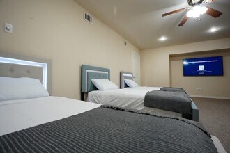 5625 Dolores St in Houston, TX - Foto de edificio - Building Photo