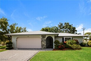 627 SE 19th Ln in Cape Coral, FL - Building Photo