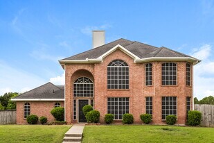 113 Dennis Dr in Cedar Hill, TX - Building Photo