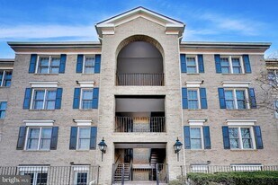 5707 Brewer House Cir, Unit T2 in Rockville, MD - Building Photo