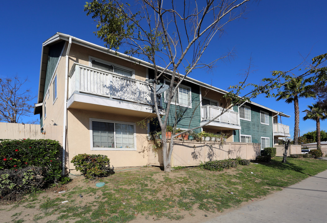 412 S Newhope St in Santa Ana, CA - Building Photo